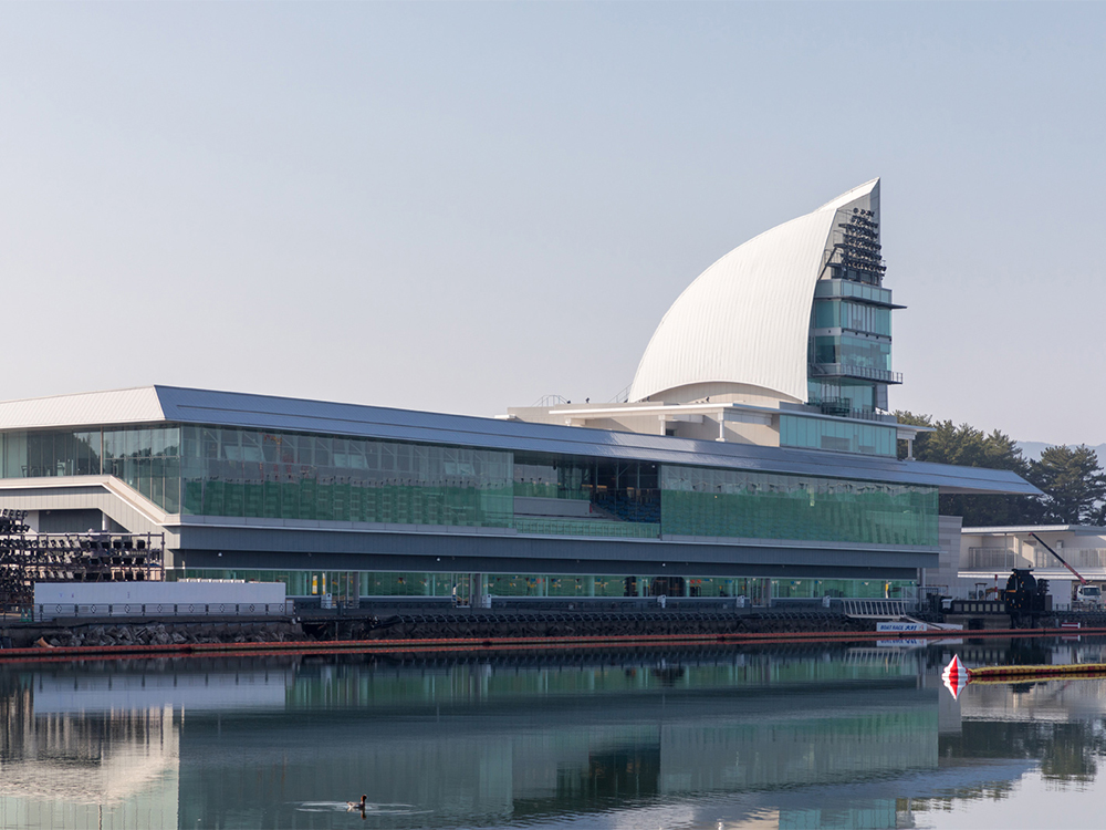 生配信番組の多さと不思議な「可愛さ」、シロウト臭さも味にする大村公式チャンネル